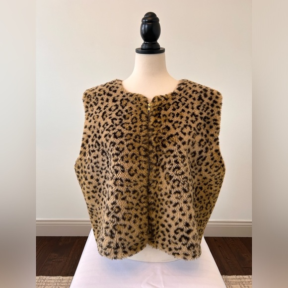 Donna Salyers Jackets & Blazers - Donna Salyer’s Fabulous Furs Vest. Leopard Faux Fur Vest. Women’s Medium